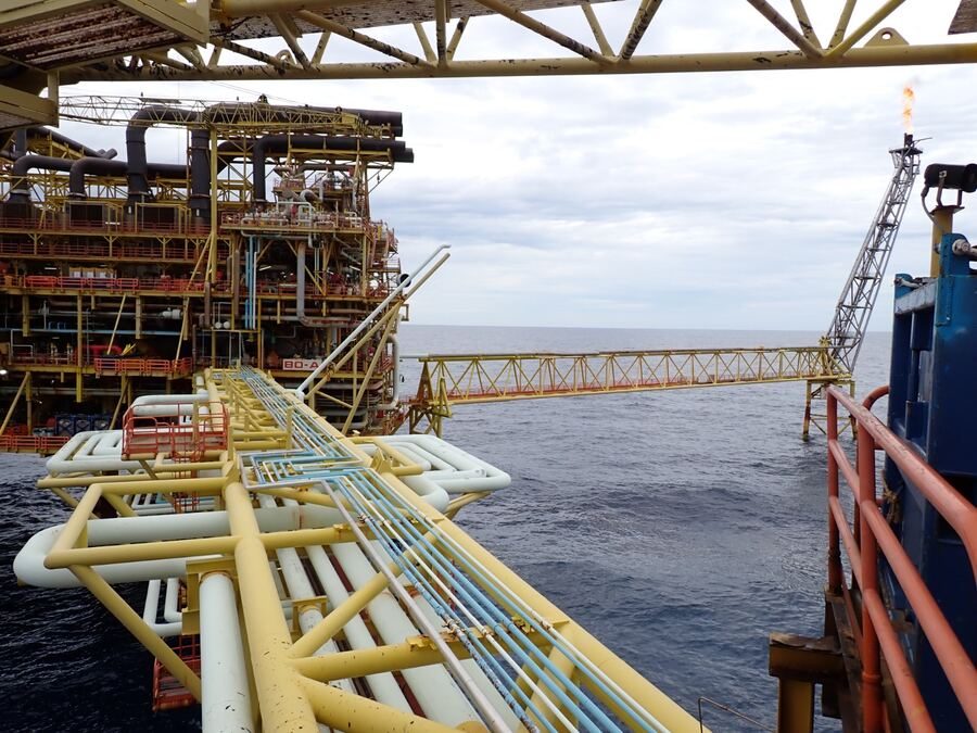 Pipeline manifold and walkway